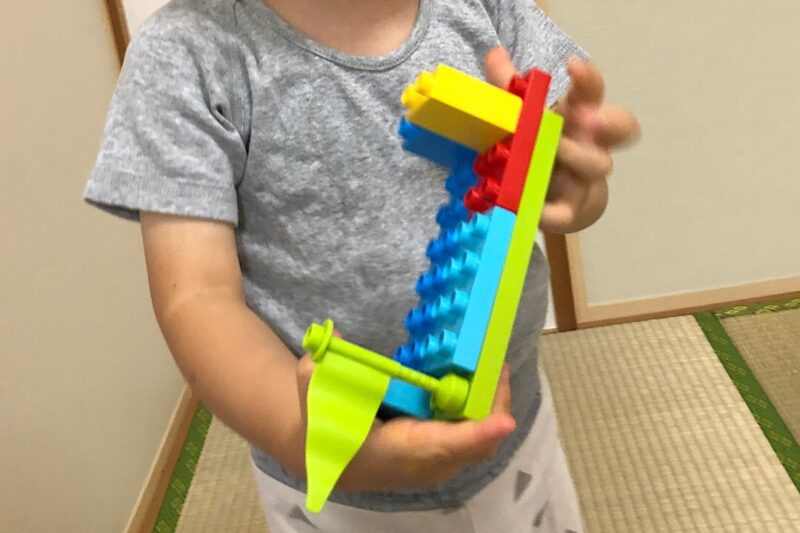 レゴで遊ぶ2歳の様子