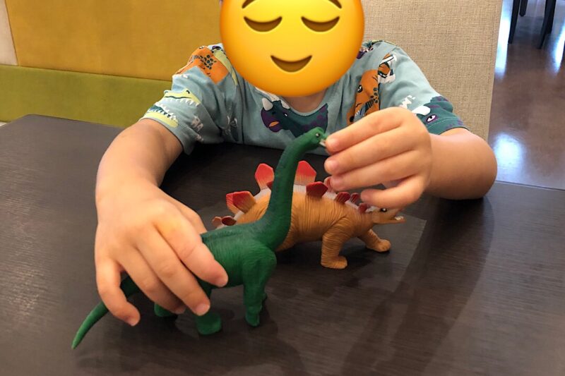 恐竜フィギュアで遊ぶ３歳