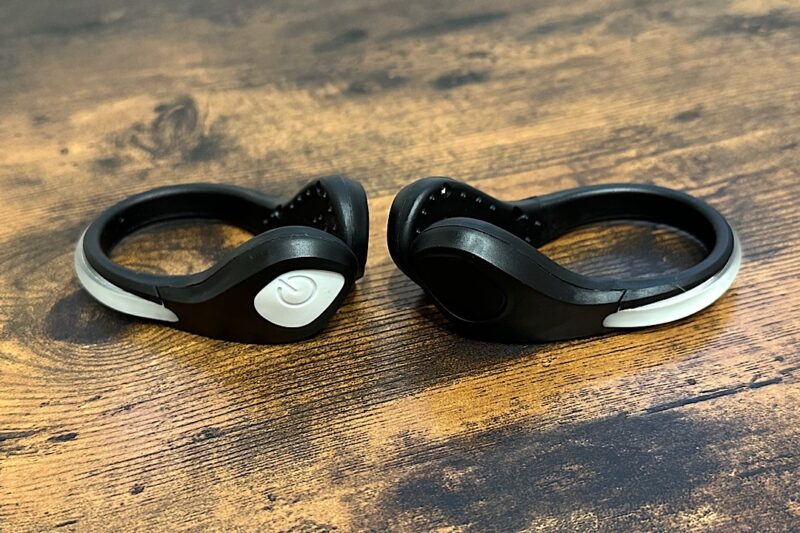 子どもの靴に光るパーツを後付けしました｜LEDシューズクリップの紹介