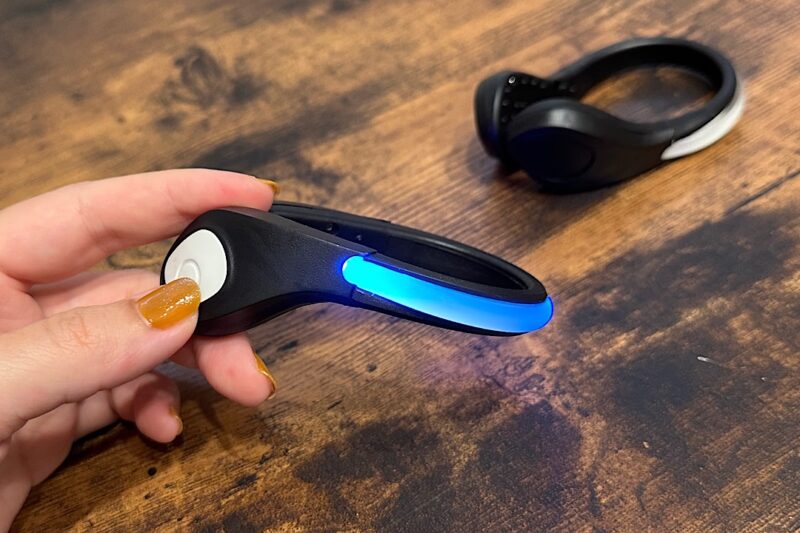 子どもの靴に光るパーツを後付けしました｜LEDシューズクリップの紹介
