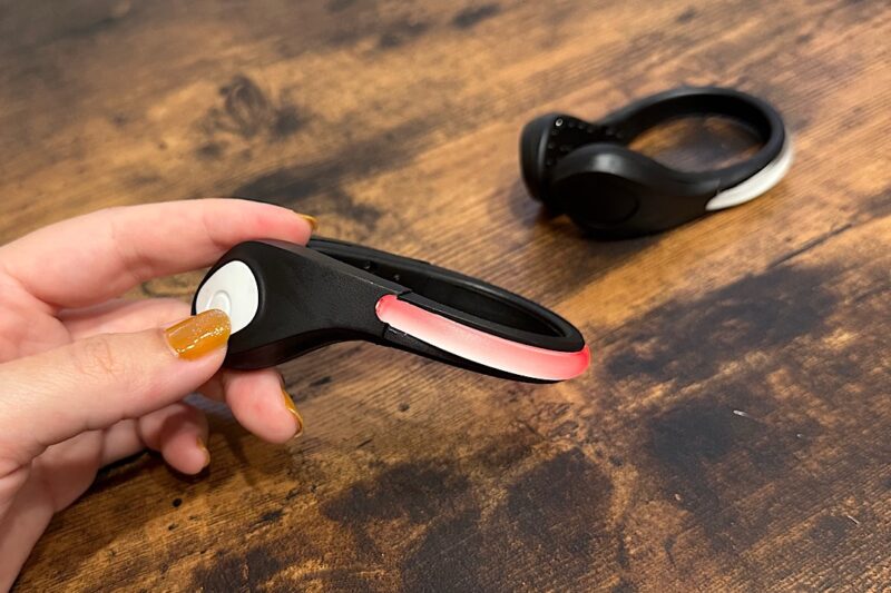子どもの靴に光るパーツを後付けしました｜LEDシューズクリップの紹介