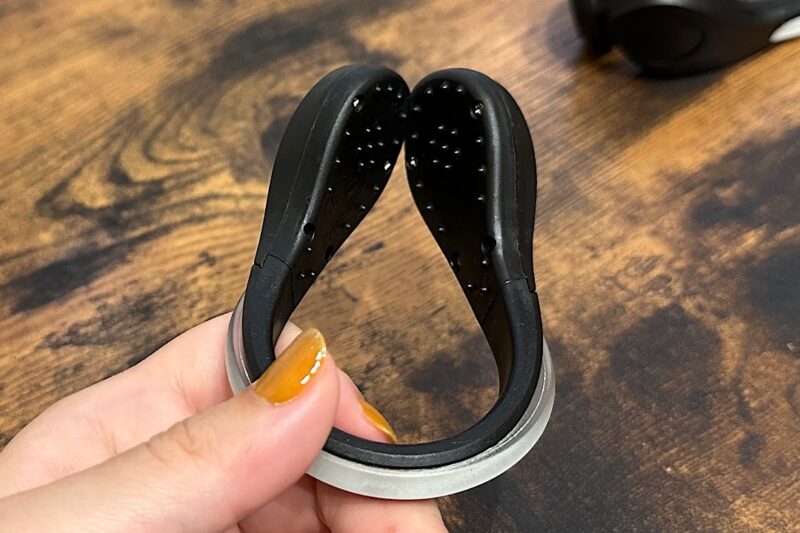 子どもの靴に光るパーツを後付けしました｜LEDシューズクリップの紹介
