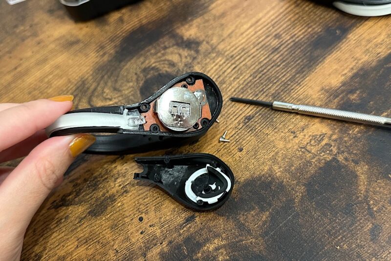 子どもの靴に光るパーツを後付けしました｜LEDシューズクリップの紹介