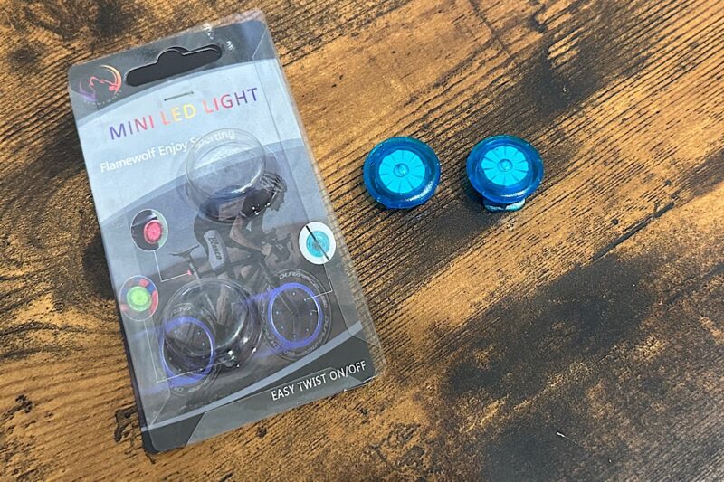 子どもの靴に光るパーツを後付けしました｜LEDシューズクリップの紹介