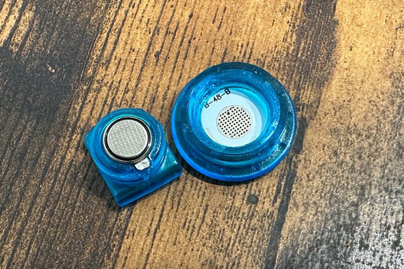 子どもの靴に光るパーツを後付けしました｜LEDシューズクリップの紹介