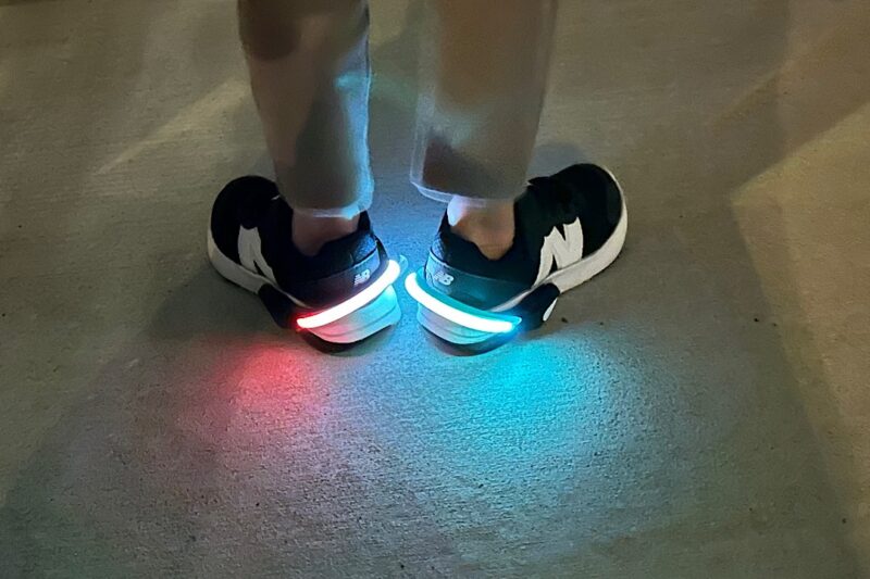 子どもの靴に光るパーツを後付けしました｜LEDシューズクリップの紹介