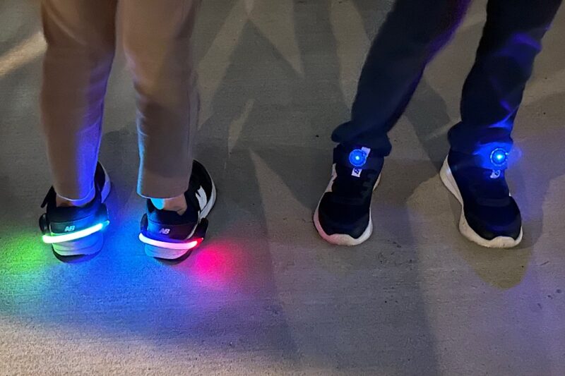 子どもの靴に光るパーツを後付けしました｜LEDシューズクリップの紹介
