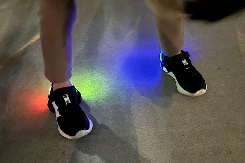 子どもの靴に光るパーツを後付けしました｜LEDシューズクリップの紹介