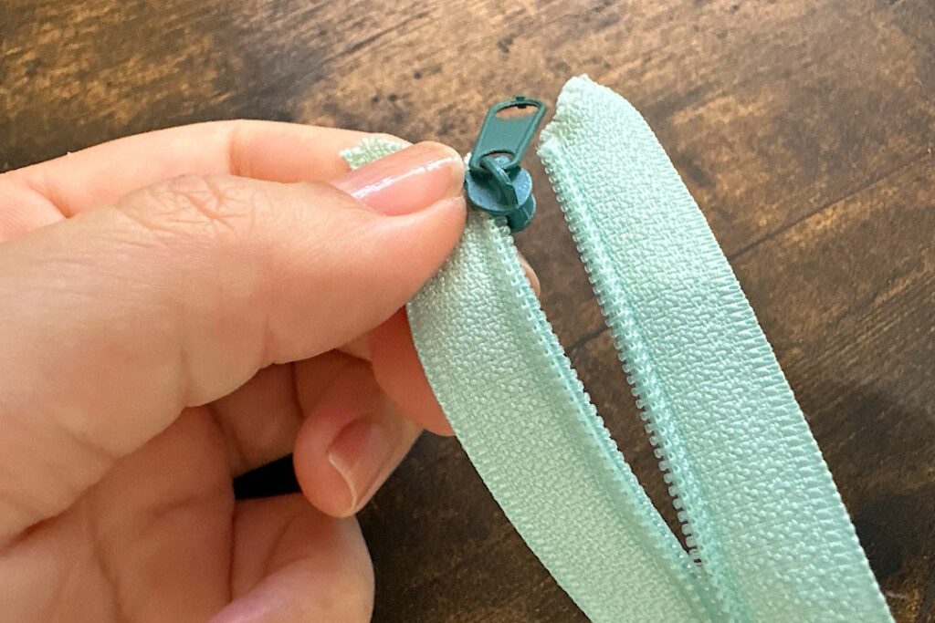 切って使えるロングファスナーを両開きに改造しました｜スライダーを2つに増やす方法