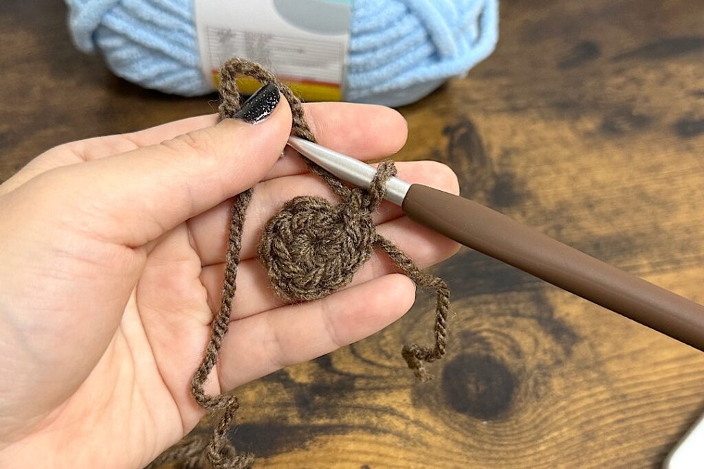 ダイソーのブランケットヤーンを使ったポコポコ編み目の小物入れカゴ