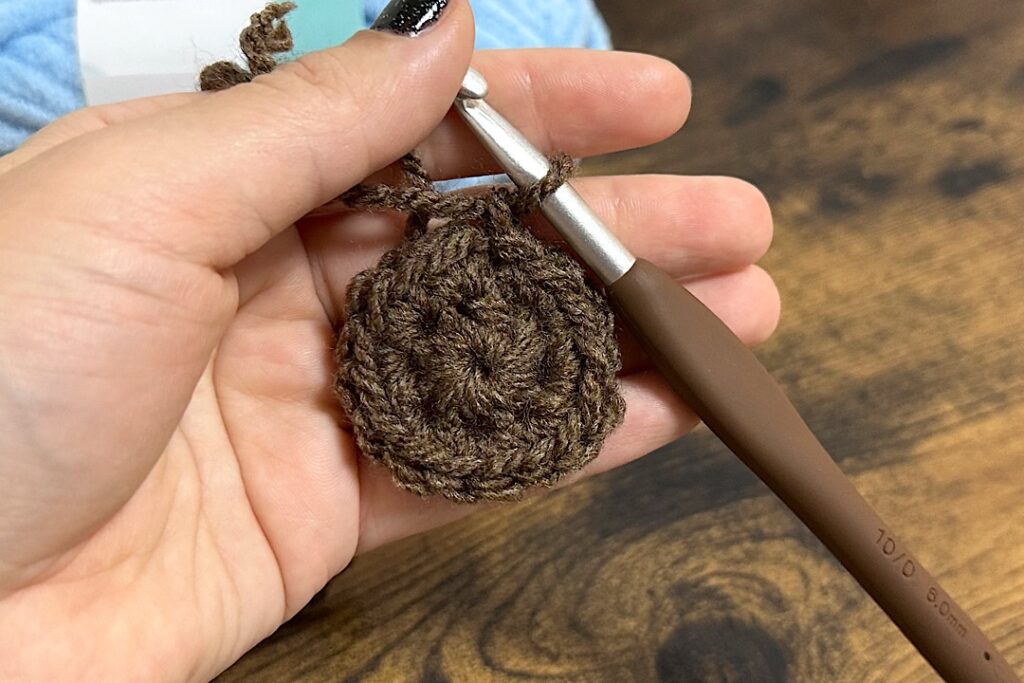 ダイソーのブランケットヤーンを使ったポコポコ編み目の小物入れカゴ