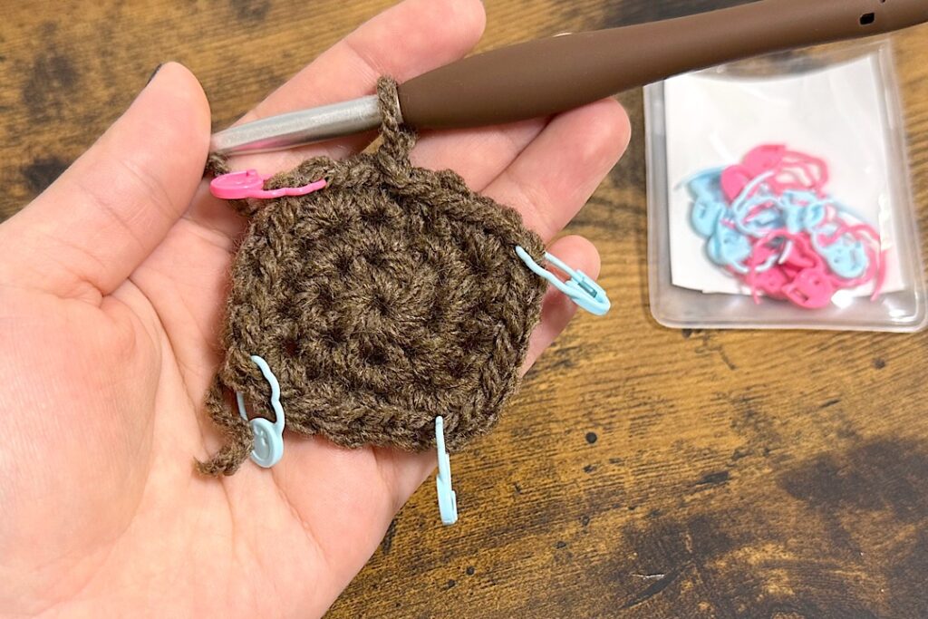 ダイソーのブランケットヤーンを使ったポコポコ編み目の小物入れカゴ