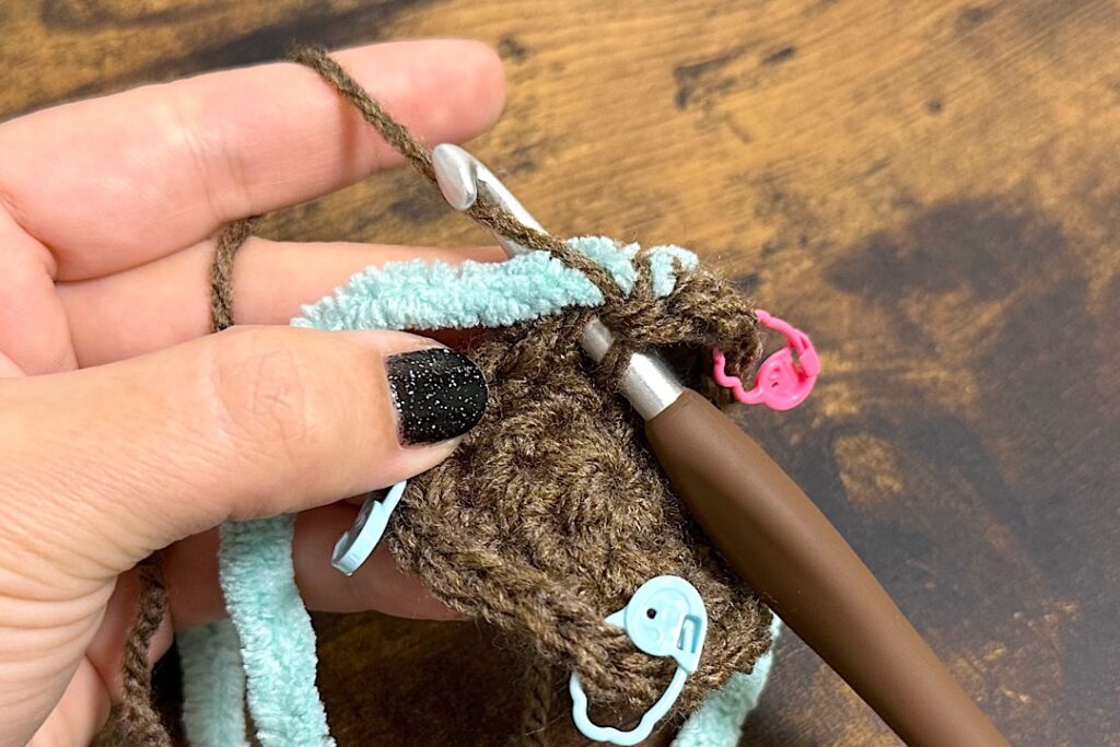 ダイソーのブランケットヤーンを使ったポコポコ編み目の小物入れカゴ