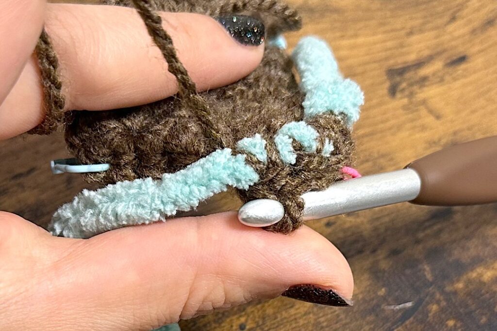 ダイソーのブランケットヤーンを使ったポコポコ編み目の小物入れカゴ