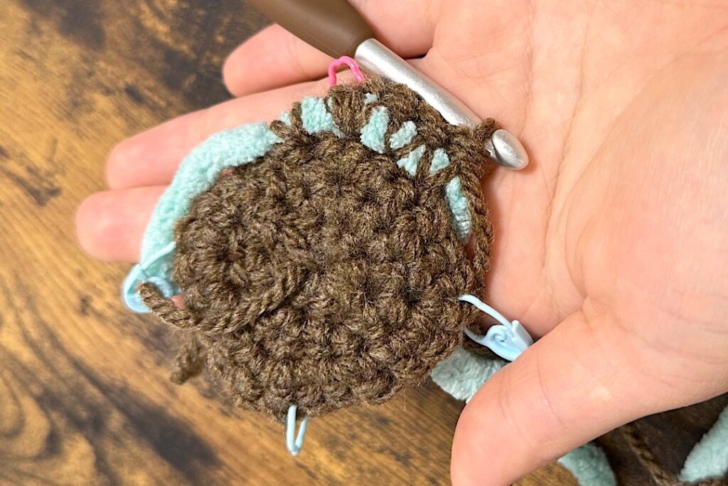 ダイソーのブランケットヤーンを使ったポコポコ編み目の小物入れカゴ