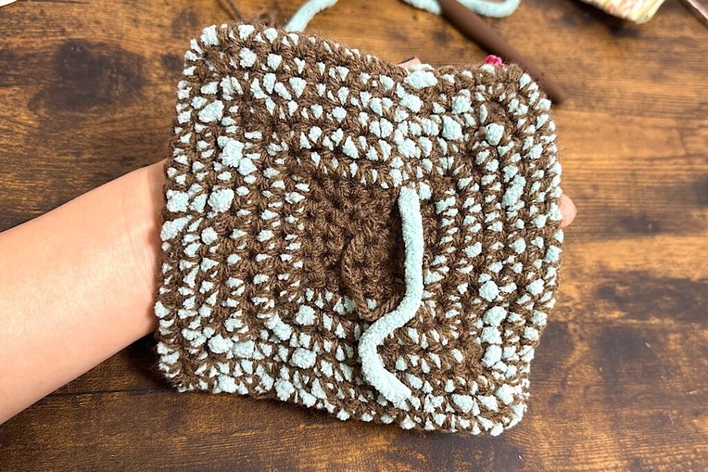 ダイソーのブランケットヤーンを使ったポコポコ編み目の小物入れカゴ