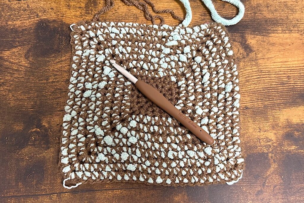 ダイソーのブランケットヤーンを使ったポコポコ編み目の小物入れカゴ