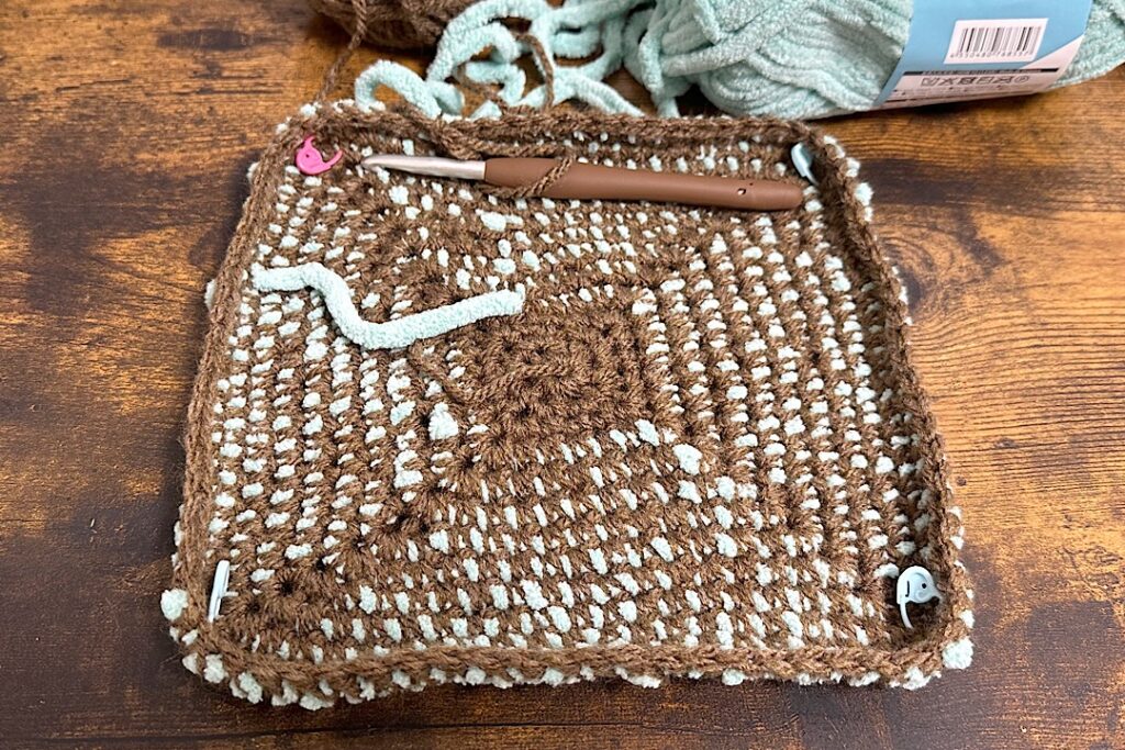 ダイソーのブランケットヤーンを使ったポコポコ編み目の小物入れカゴ
