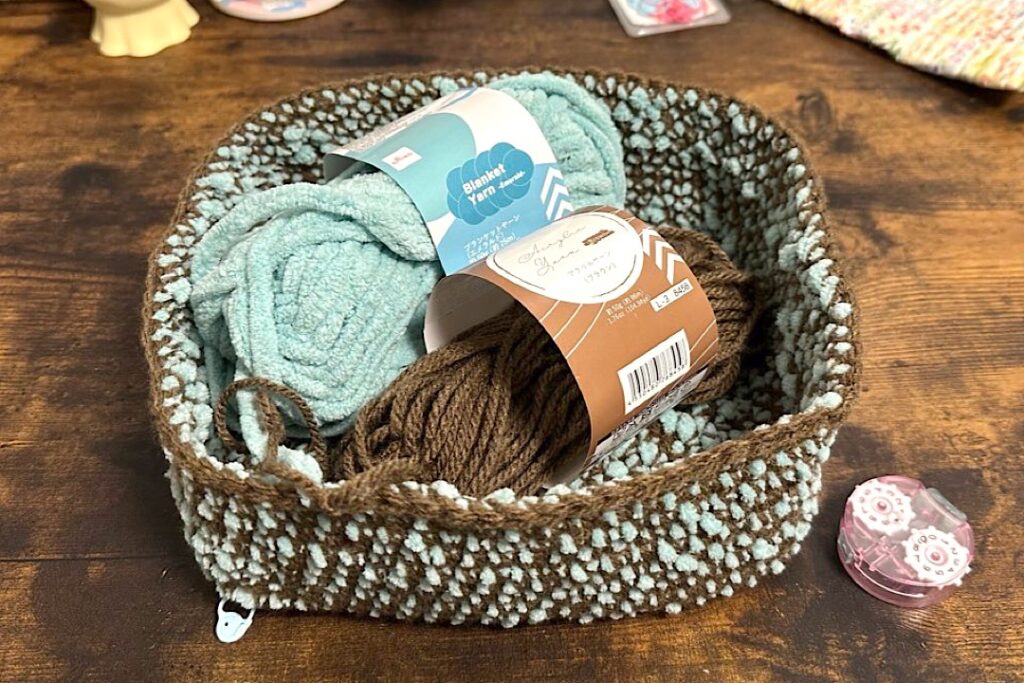 ダイソーのブランケットヤーンを使ったポコポコ編み目の小物入れカゴ
