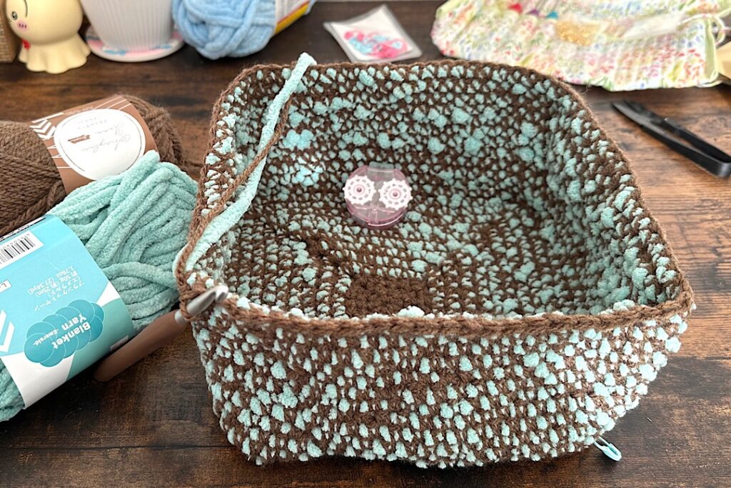 ダイソーのブランケットヤーンを使ったポコポコ編み目の小物入れカゴ