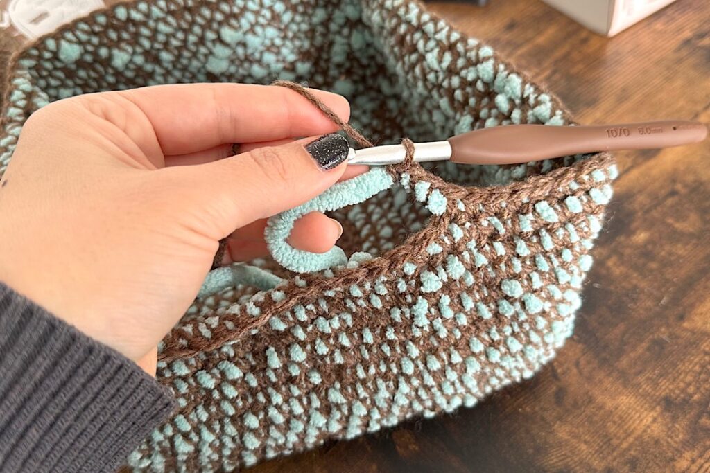 ダイソーのブランケットヤーンを使ったポコポコ編み目の小物入れカゴ