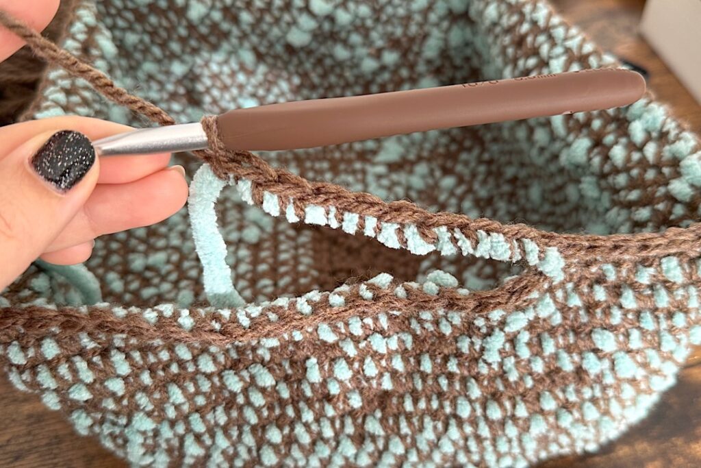 ダイソーのブランケットヤーンを使ったポコポコ編み目の小物入れカゴ