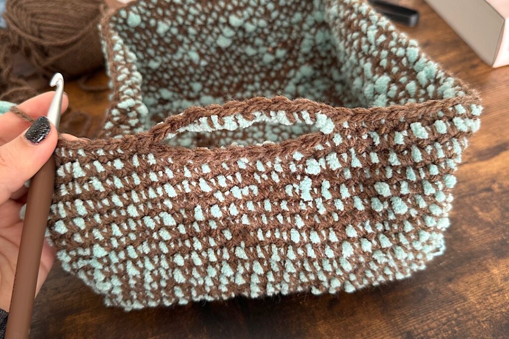 ダイソーのブランケットヤーンを使ったポコポコ編み目の小物入れカゴ