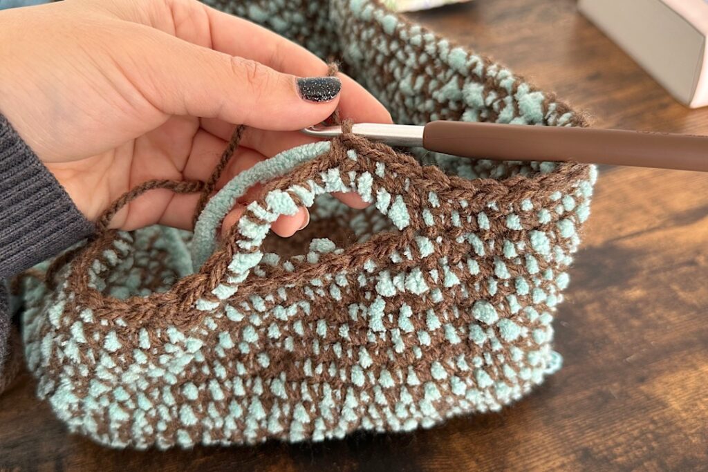 ダイソーのブランケットヤーンを使ったポコポコ編み目の小物入れカゴ