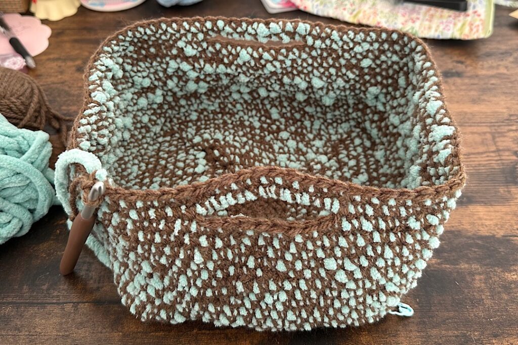 ダイソーのブランケットヤーンを使ったポコポコ編み目の小物入れカゴ