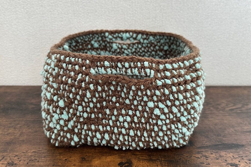 ダイソーのブランケットヤーンを使ったポコポコ編み目の小物入れカゴ