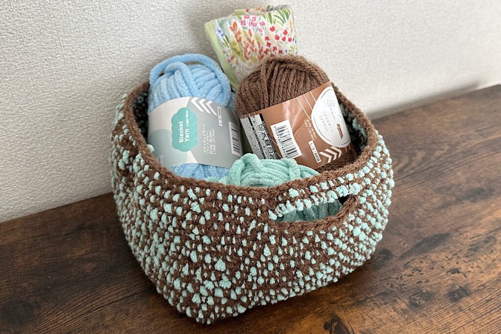 ダイソーのブランケットヤーンを使ったポコポコ編み目の小物入れカゴ