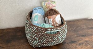 ダイソーのブランケットヤーンを使ったポコポコ編み目の小物入れカゴ