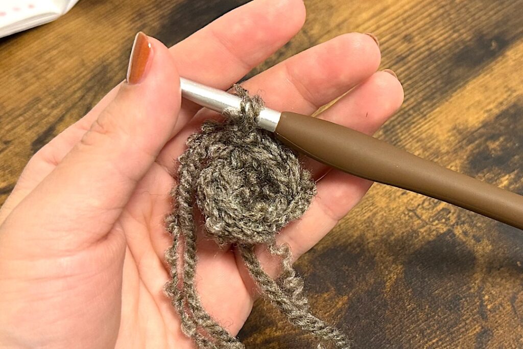 ハマナカボニーループで編んだ、もこもこキッズバケットハット