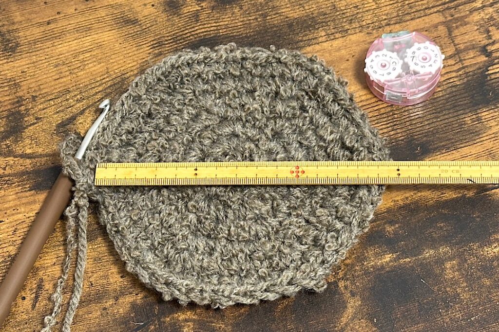 ハマナカボニーループで編んだ、もこもこキッズバケットハット