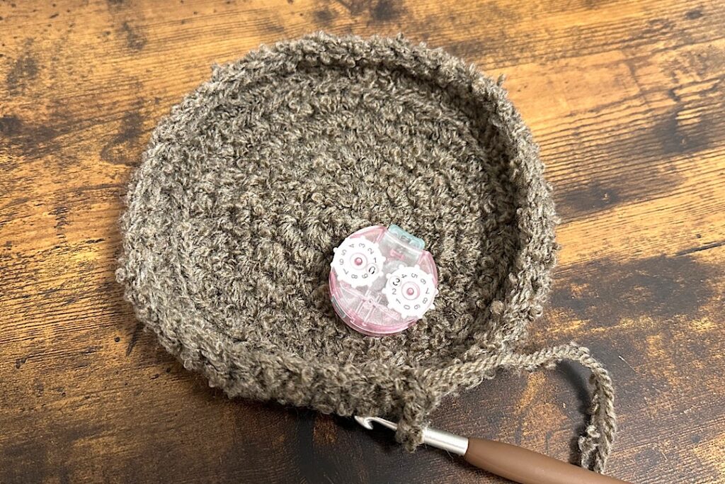 ハマナカボニーループで編んだ、もこもこキッズバケットハット