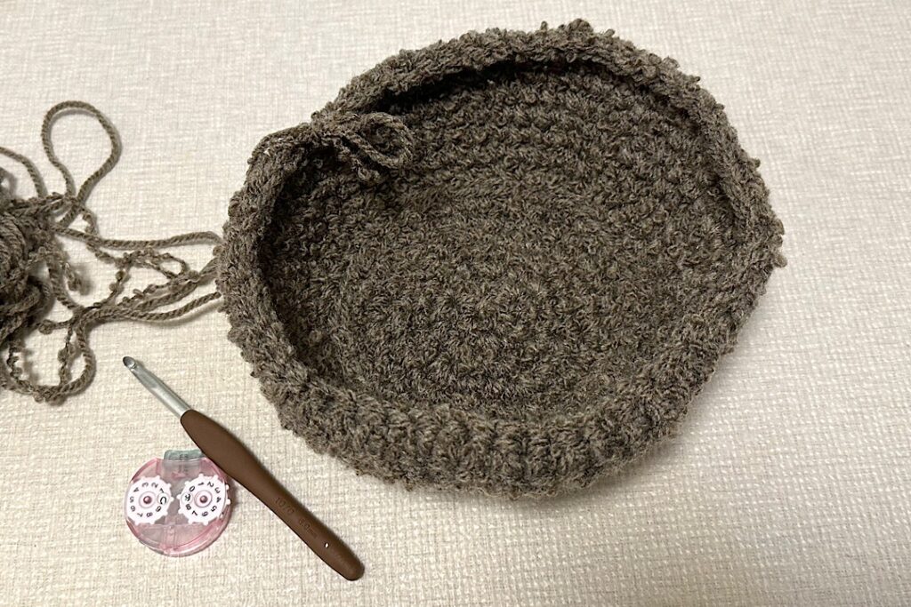 ハマナカボニーループで編んだ、もこもこキッズバケットハット