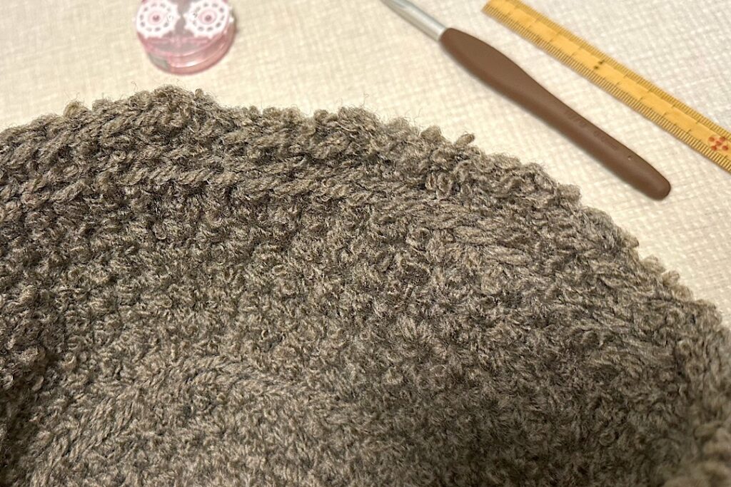 ハマナカボニーループで編んだ、もこもこキッズバケットハット