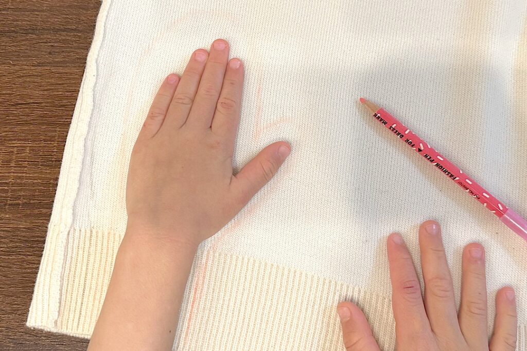 かんたんリメイク 着なくなったニットで子ども用手袋を作りました