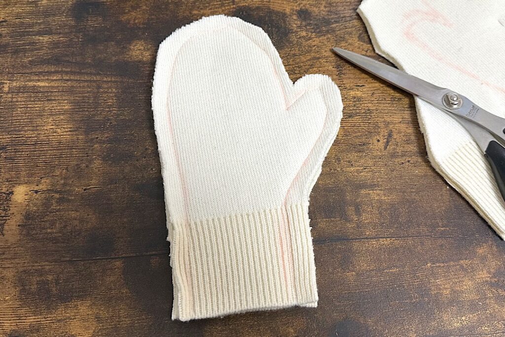 かんたんリメイク 着なくなったニットで子ども用手袋を作りました