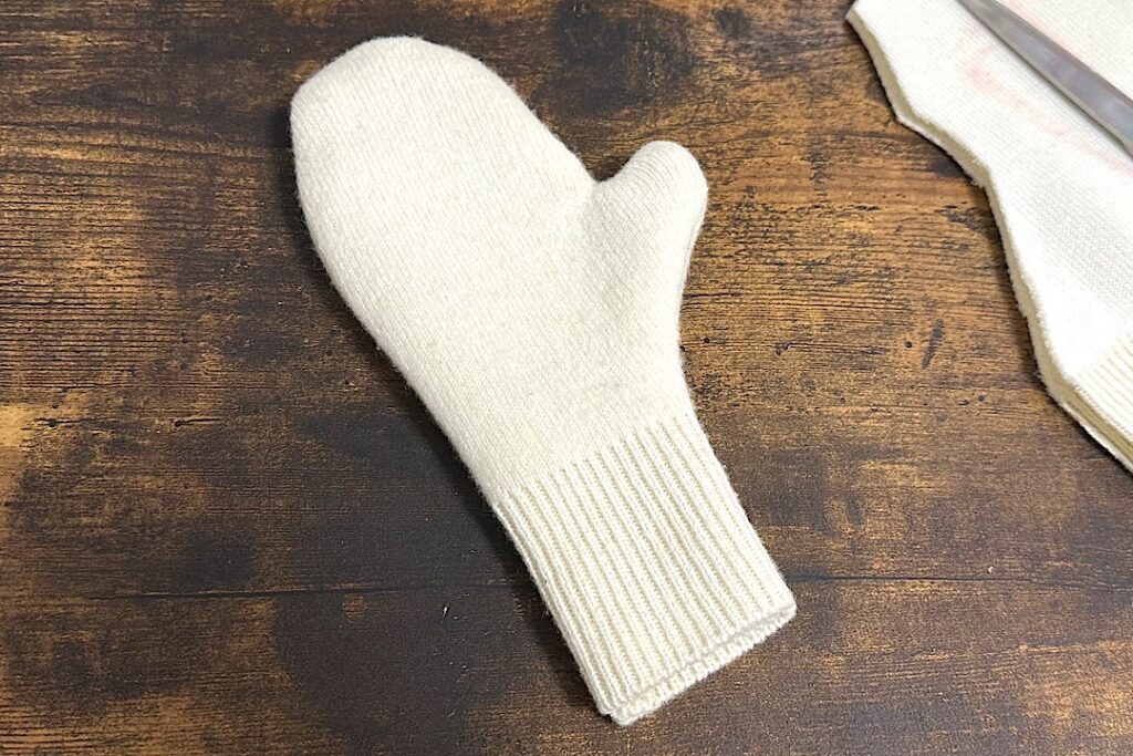 かんたんリメイク 着なくなったニットで子ども用手袋を作りました
