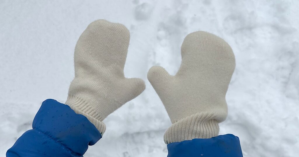 かんたんリメイク 着なくなったニットで子ども用手袋を作りました