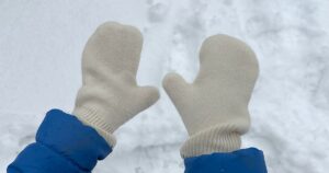 かんたんリメイク 着なくなったニットで子ども用手袋を作りました