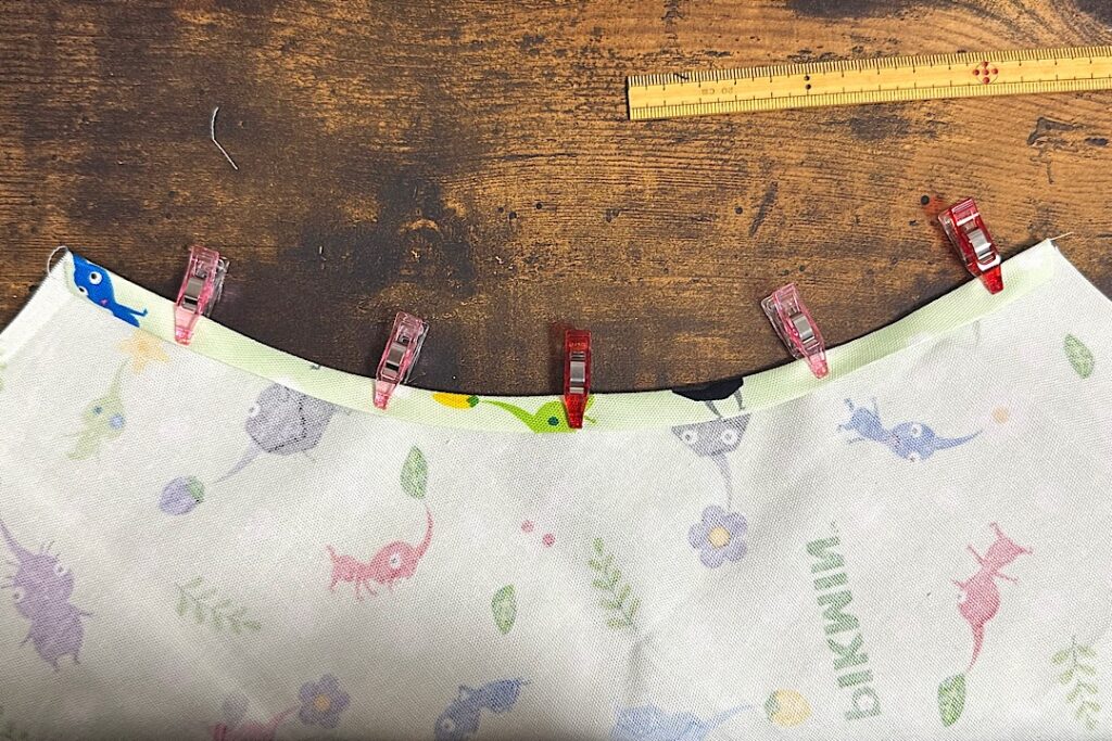 型紙なし 子ども用エプロンの作り方 ゴムタイプで着脱簡